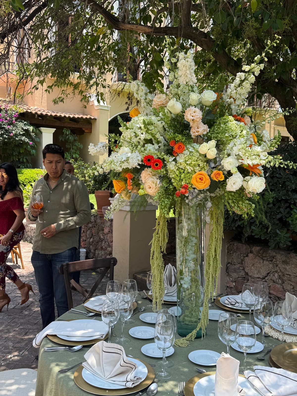 Centro de mesa alto — Composición floral en cilindro de vidrio