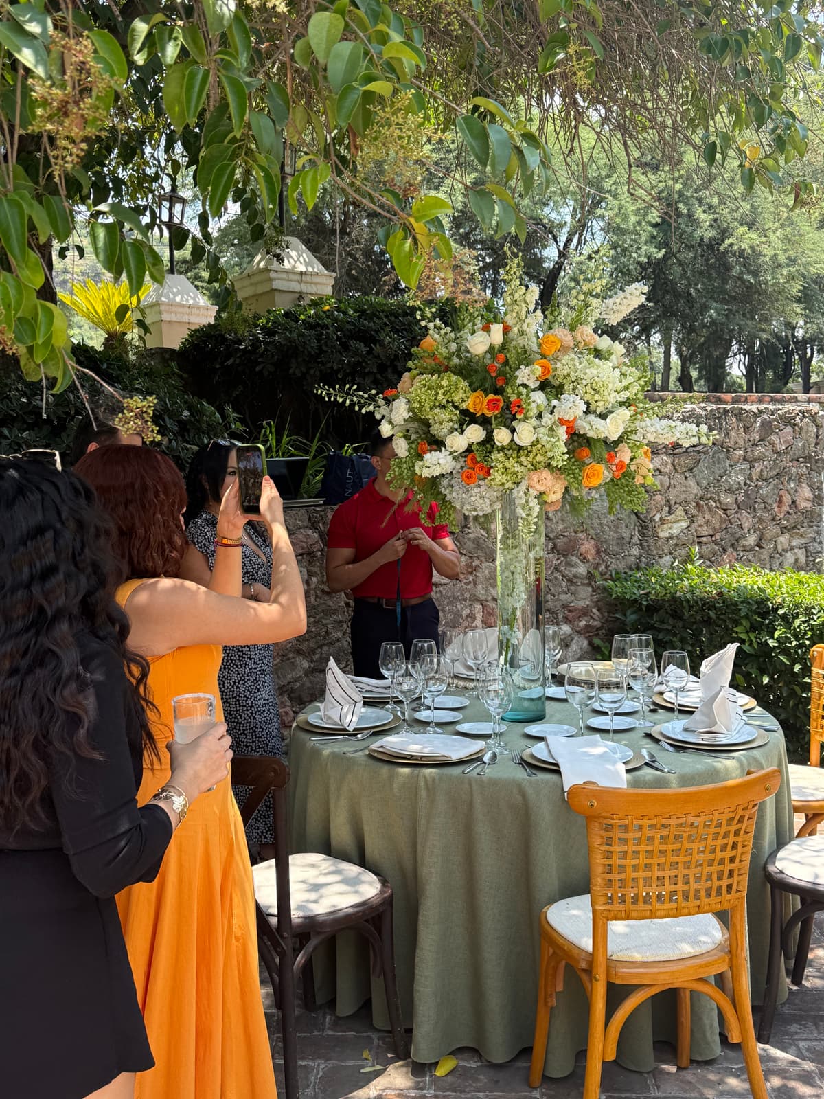 Centro de mesa alto — Composición floral en cilindro de vidrio