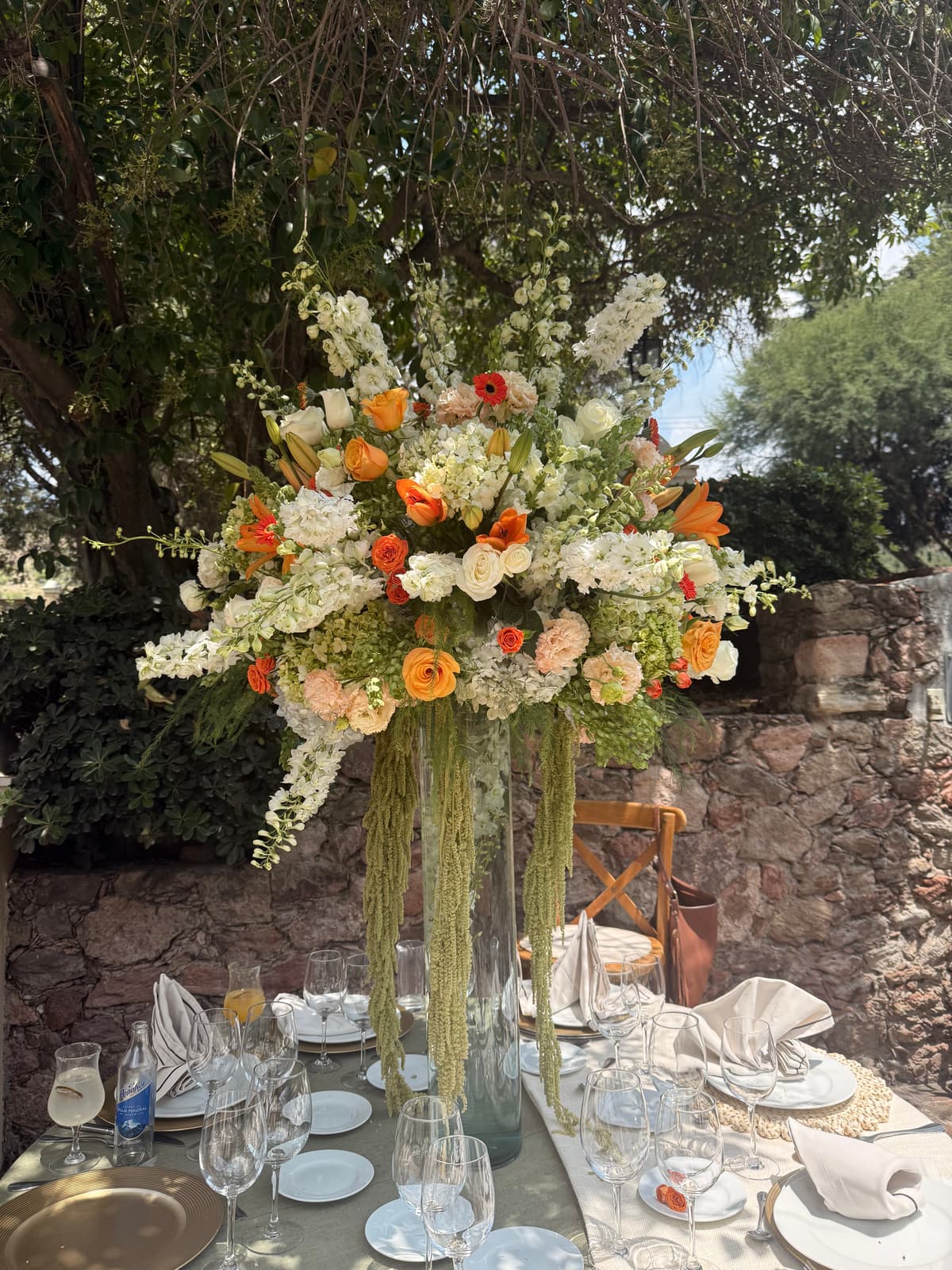Centro de mesa alto — Composición floral en cilindro de vidrio