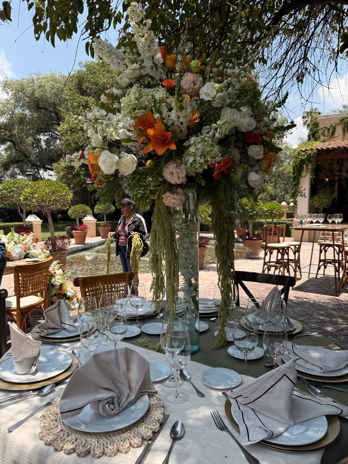 Centro de mesa alto — Composición floral en cilindro de vidrio