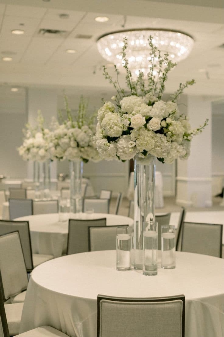 Centro de mesa alto — Composición floral en cilindro de vidrio