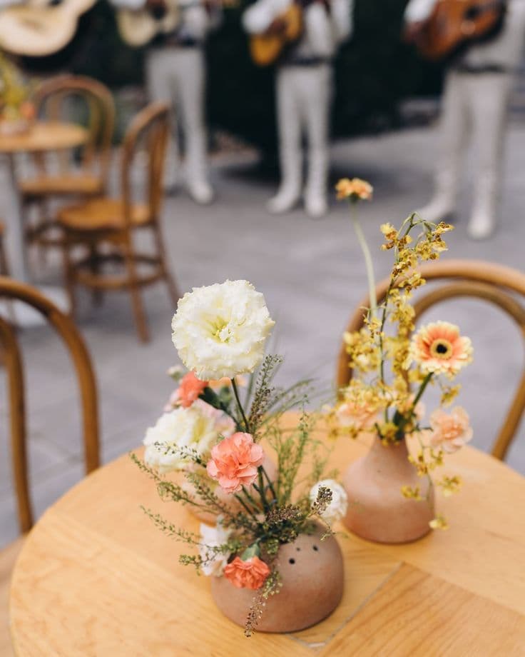 Arreglo de cóctel — Composición dispersa en recipientes de barro