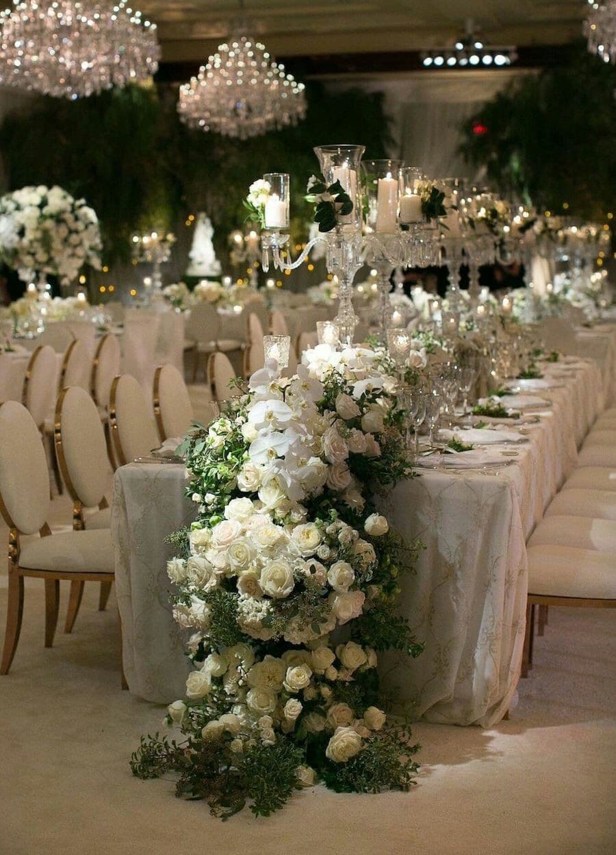 Runner floral — Composición continua sobre mesa imperial