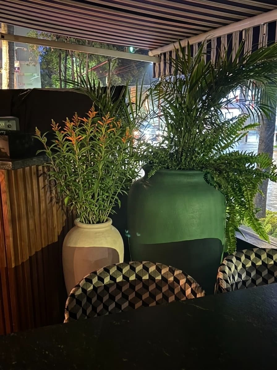 Cómo se vería — Barra exterior (el jarrón verde grande)